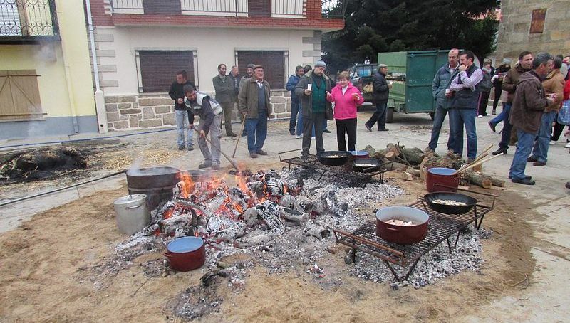 Buen ambiente en la pasada edición de la Matanza Popular en saucelle. FOTO: ÓSCAR BARAHONA