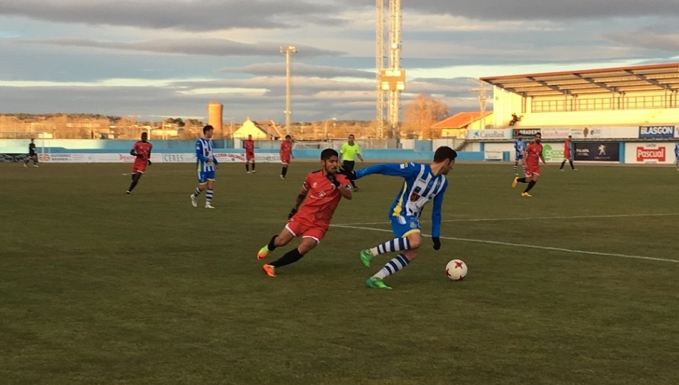 El mexicano Martín Galván presiona en la salida del balón en el partido de ayer. Foto: CF Salmantino UDS