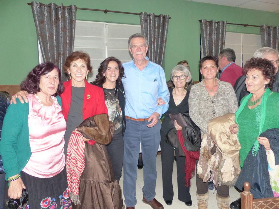 Antonio Rodríguez, en el centro, junto a vecinas de Villoria
