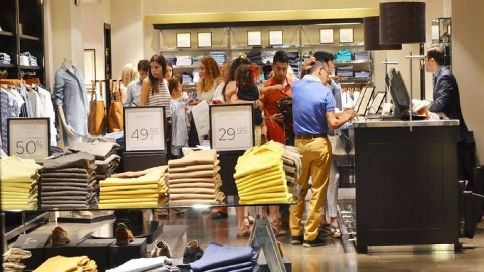 Un comercio, con numerosos clientes durante una campaña.