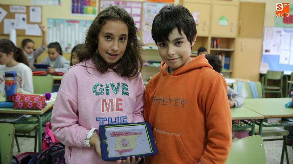 Dos alumnos muestran un mapa de España pintado con los colores de la bandera. Fotos: Alberto Martín