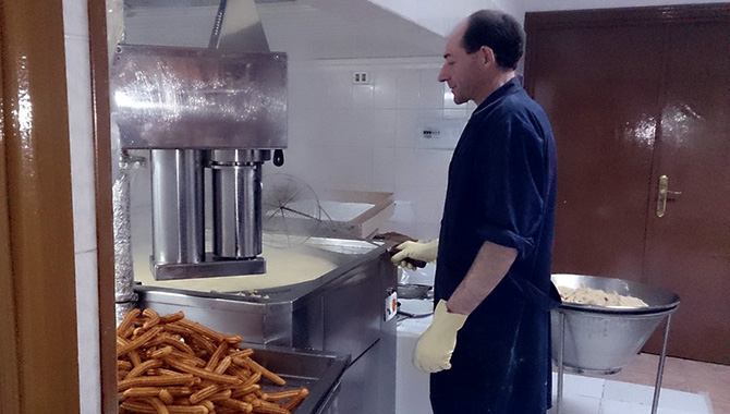 Churreria La Gaviota abre sus puertas desde el amanecer cada festivo de este puente y la Navidad