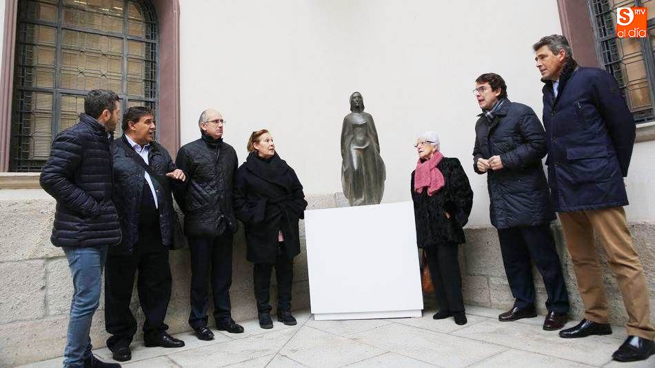 Mañueco e Iglesias, junto a los titulares de Cultura de ambas Instituciones y a la viudad e hijos del recordado escultor. Fotos: Alberto Martín