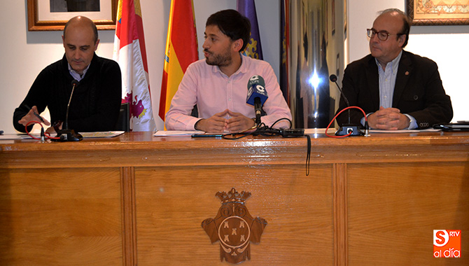 El concejal de comercio, Francisco Díaz, presentaba la nueva iluminación navideña junto a los responsables de COASPE