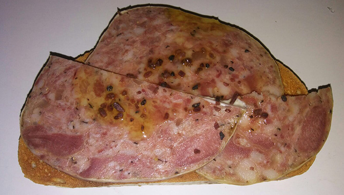 La tosta de Bisbe es una de las creaciones que ofrece Bar El Molinillo este puente