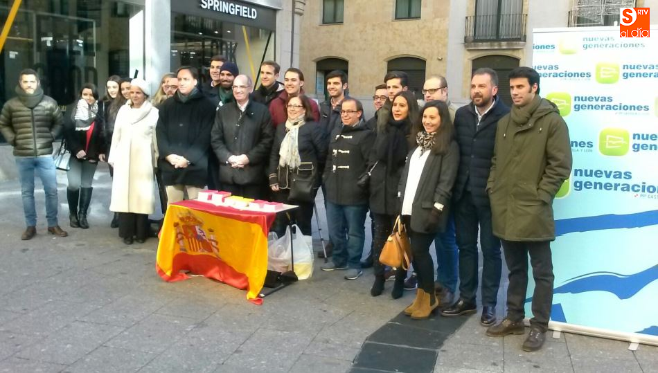 Jóvenes de Nuevas Generaciones junto a cargos públicos del PP en la plaza Liceo