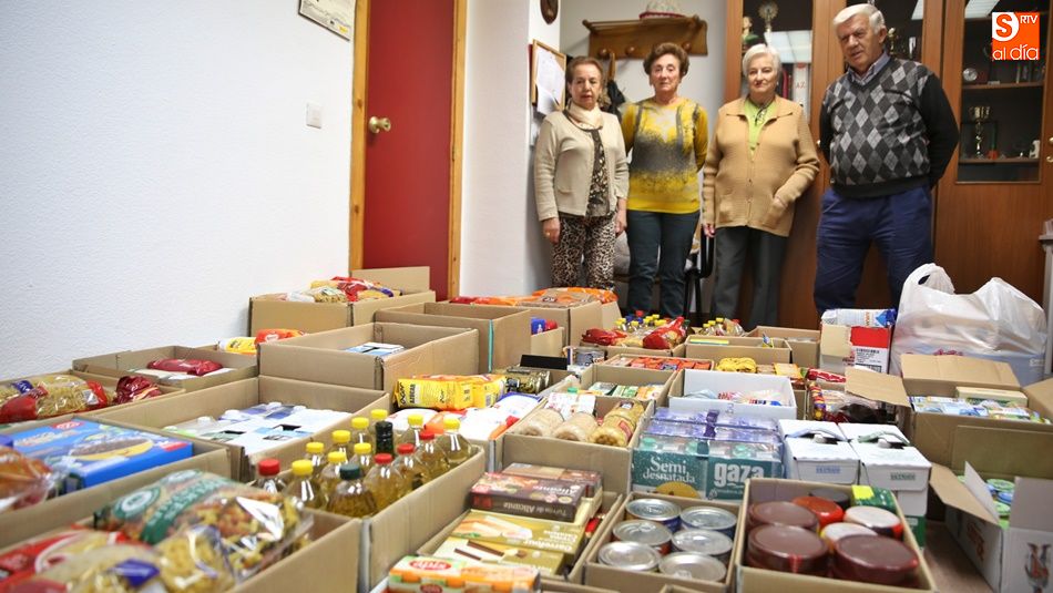 Exito de la campaña solidaria de recogida de alimentos de la Asociación de Mayores La Golondrina. Foto: Alberto Martín
