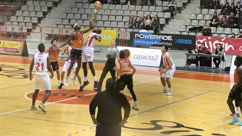 Un momento del partido entre el Aquimisa Carbajosa y el Gijón. Foto: AquimisaBasket
