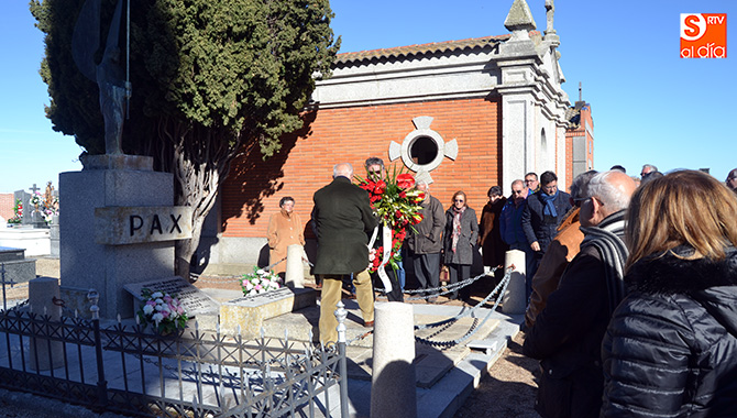 Los responsables de las diferentes cofradías de la Hermandad colocaban una corona de flores en la tumba de Don Agustín
