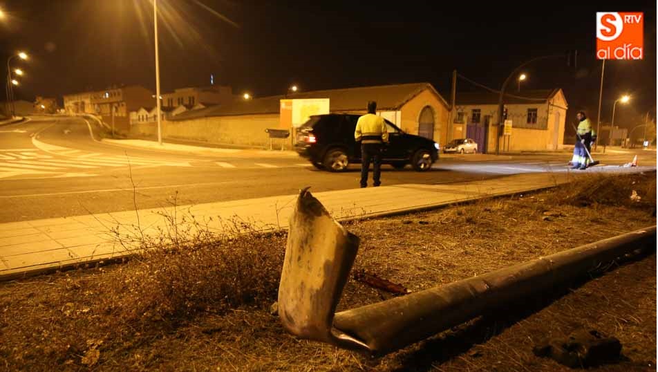 Un turismo derriba una farola y un semáforo en la calle Buenaventura