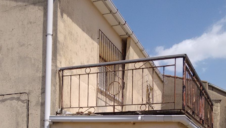 Fachada en ruina de la vivienda propiedad del concejal del PP, Constantino García