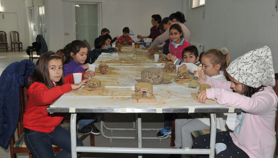 Los niños de Lumbrales aprenden y se entretienen en los talleres