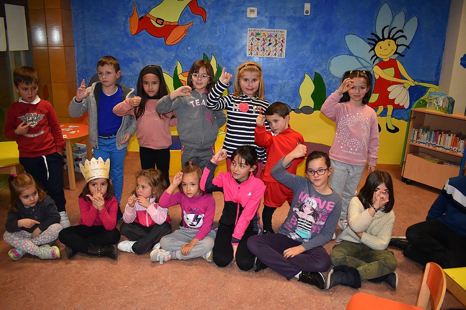 Los más pequeños aprendieron lengua de signos con Sensibilízate en la Biblioteca Municipal David Hernández de Guijuelo