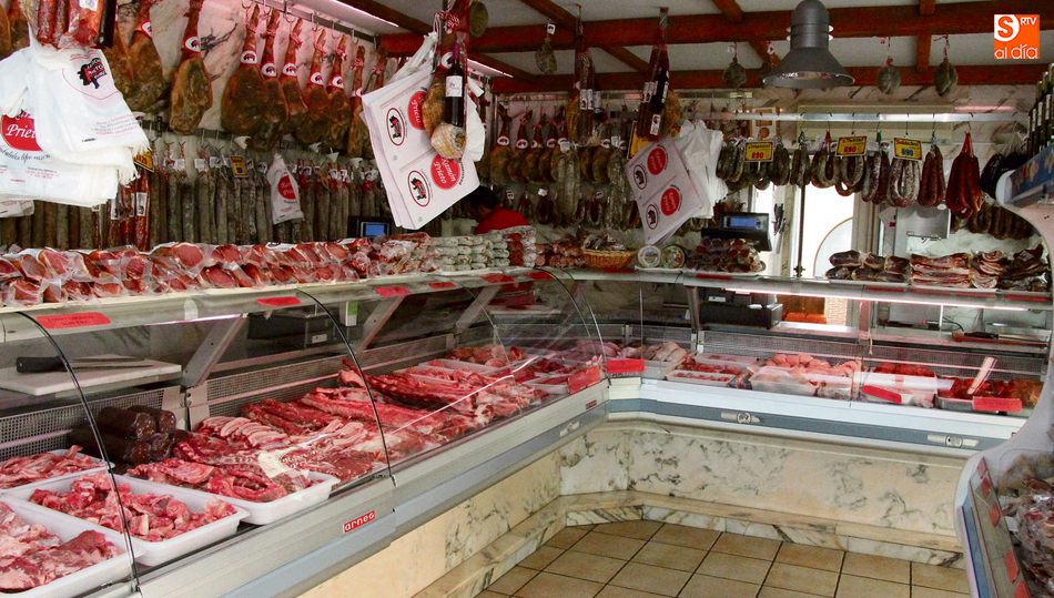 Carnicería de Jamones y Embutidos Prieto en la plaza del Mercado de Vitigudino