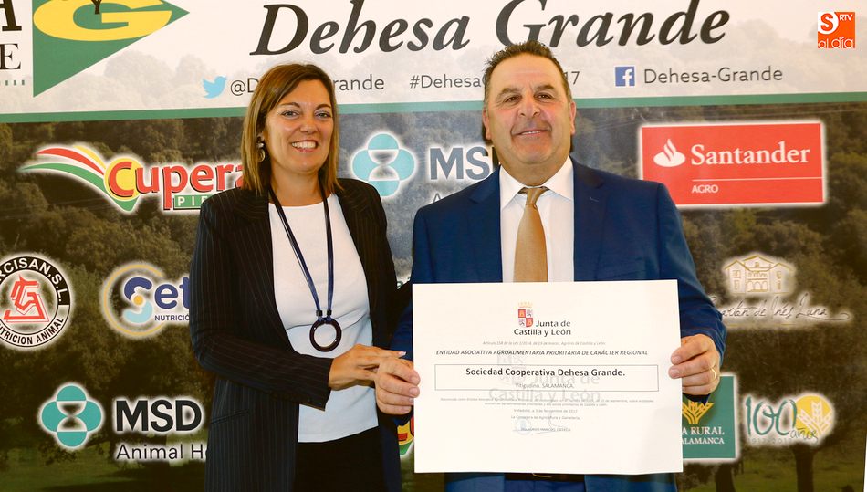 El presidente de la entidad, Gabriel Gonzalo, junto a la Consejera de Agricultura en su visita a Vitigudino hace unas semanas / CORRAL