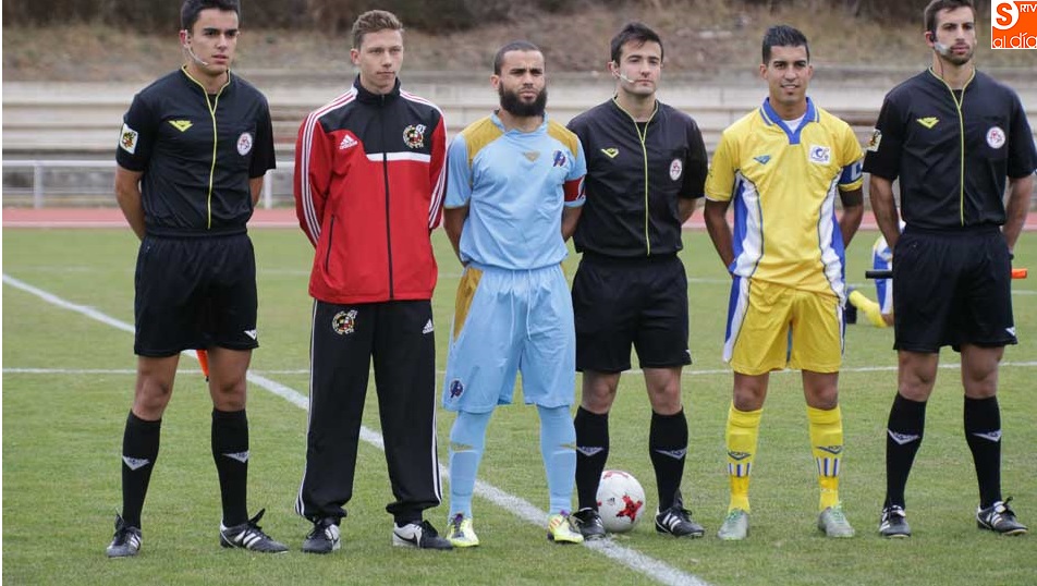 Foto protocolaria entre los capitanes de ambos equipos con los árbitros