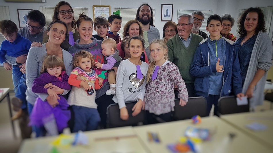 Participantes en la didáctica y entretenida sesión de origami en Juzbado