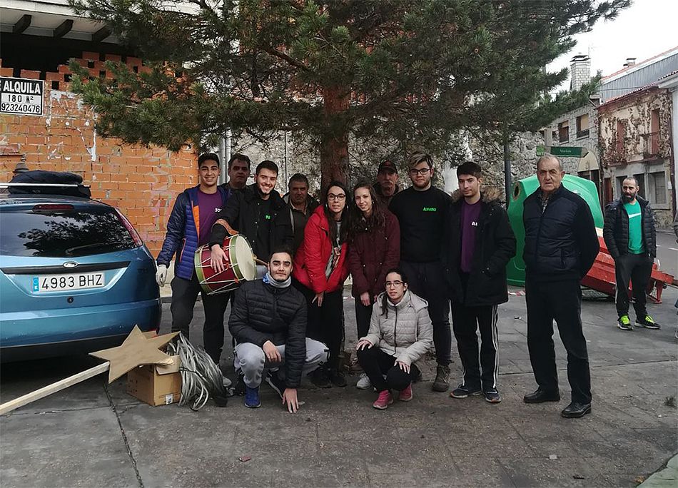 Los quintos de Linares: Jorge, Manuel, Javier, Diego, Leticia, María, Lídia y Álvaro, junto con el alcalde Ignacio Polo Foto: Ayto. Linares