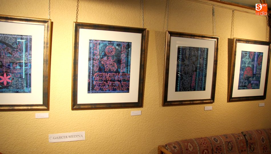 Los azules se funden bajo la perspectiva en rosa que marca la línea entre lo figurativo y lo abstracto / CORRAL