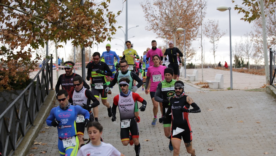 Los duatletas afrontan una bajada en uno de los tramos del recorrido. Fotos: Alberto Martín