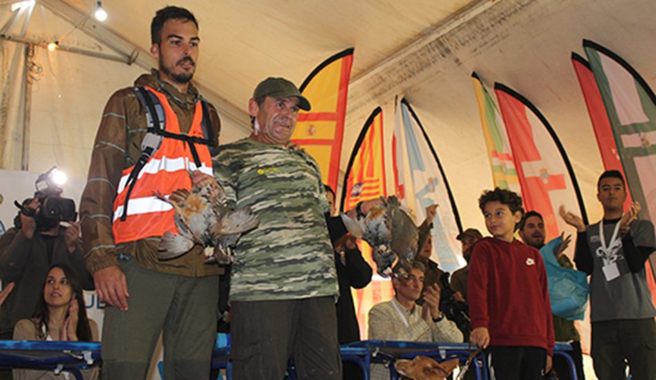 Alfredo Terol mostrando sus cinco perdices / FOTOS: RFEC