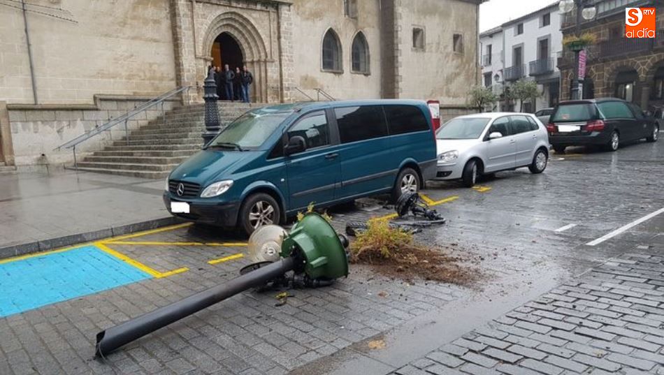 Farolas y adornos derribados por el viento en Béjar