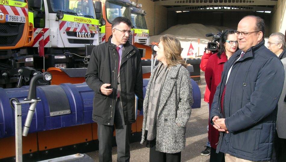 a delegada del Gobierno en Castilla y León, María José Salgueiro, en una visita relacionada con esta campaña de Vialidad Invernal
