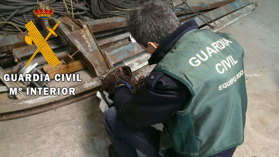 Agente de la Guardia Civil revisando el material que se ha recuperado