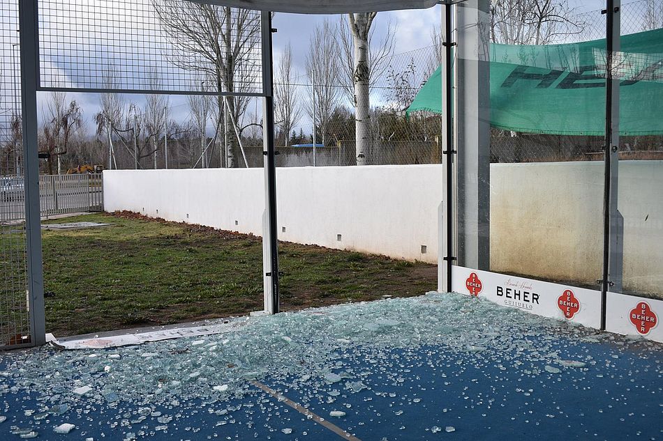 El fuerte viento rompió una de las mamparas de vidrio de la pista de pádel municipal. Fotos: Ayto, Guijuelo, Bomberos y Kiko Robles
