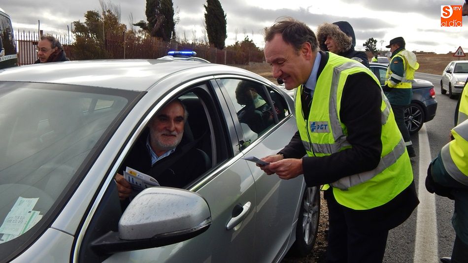 El subdelegado del Gobierno conversa con un conductor en uno de los controles de la nueva campaña de la DGT