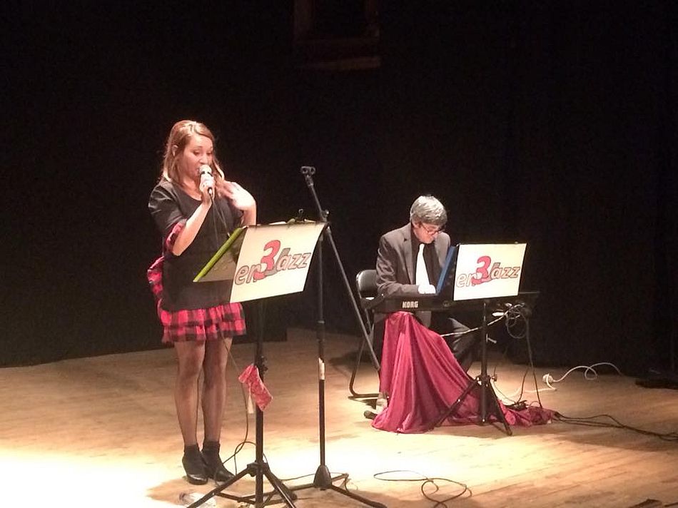 Los músicos Nathalie, Rubén y Mario ofrecieron una selección de música de cine en Sequeros. Fotos: Teatro León Felipe