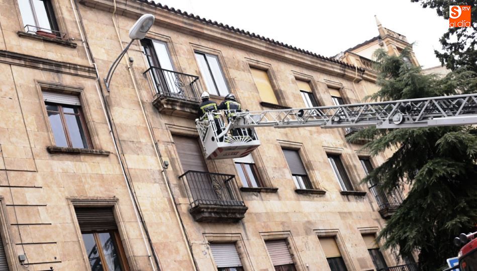 Momento en el que los bomberos aseguran la cornisa del balón en Wences Moreno
