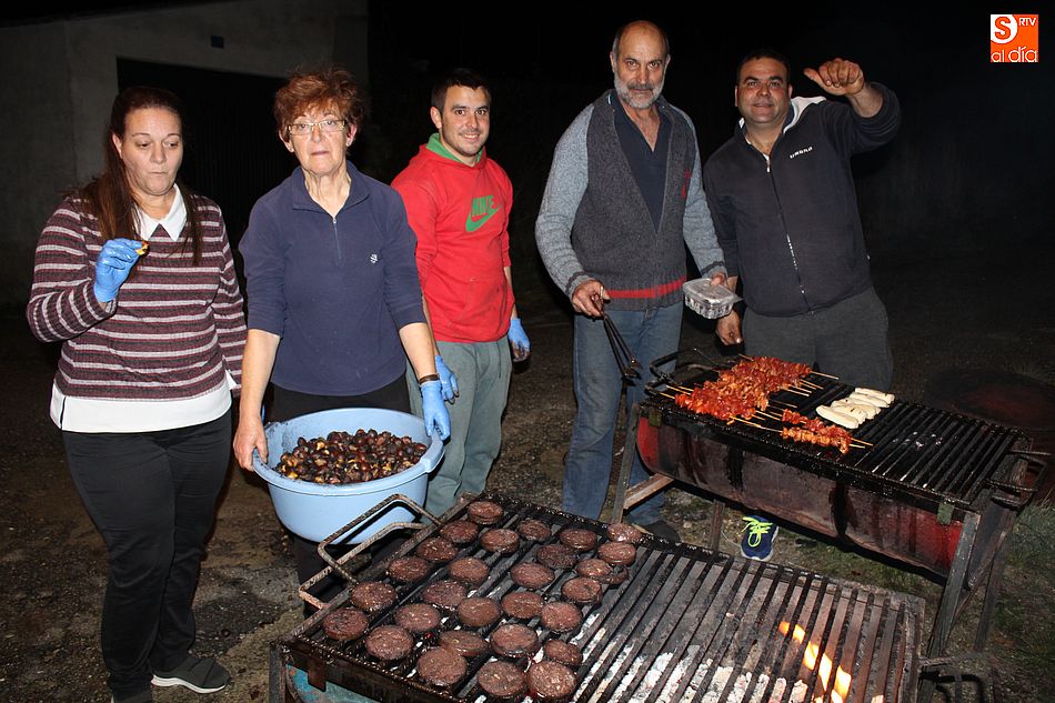 Los vecinos de Frades sumaron una barbacoa a la tradicional castañada otoñal