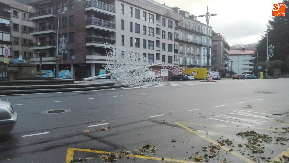 El árbol de Navidad de luces que estaba en La Corredera también se lo llevó el viento