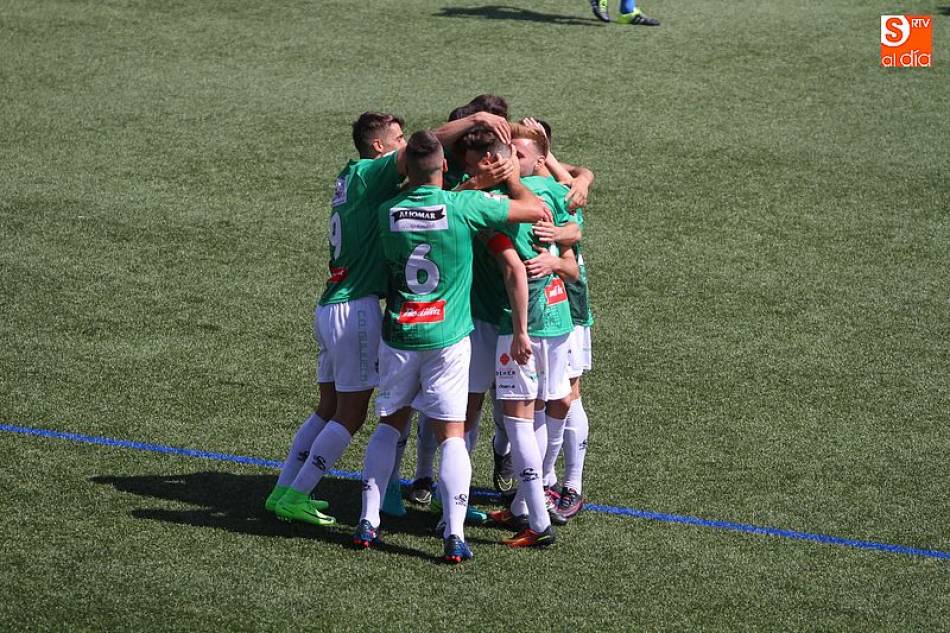 Los jugadores del Club Deportivo Guijuelo reciben al Soccernauts para prepararse de cara al próximo encuentro de liga