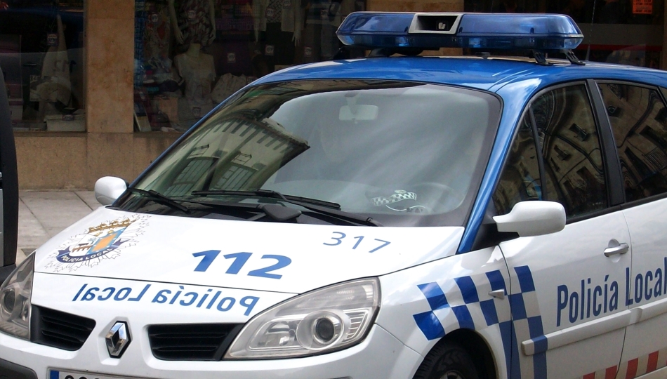 Un coche patrulla de la Policía Local, junto a la Plaza Mayor