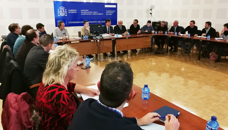 Un momento de la reunión con los ayuntamientos