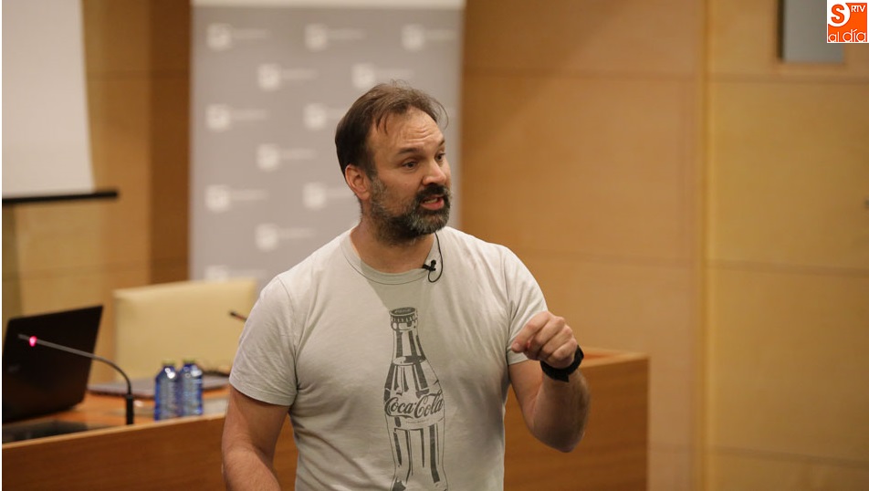 Momento de la conferencia en el salón de actos de EspañaDuero