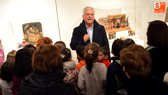 Antonio Basanta, artífice de la muestra internacional A Belén venid, inauguraba la exposición junto a decenas de escolares
