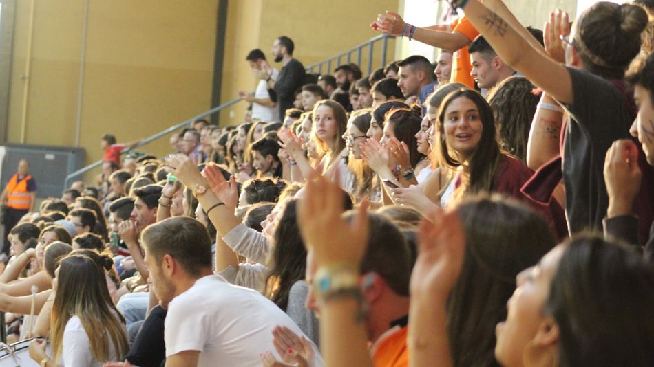 Aficionados del Club Balonmano Ciudad de Salamanca en el pabellón Río Tormes