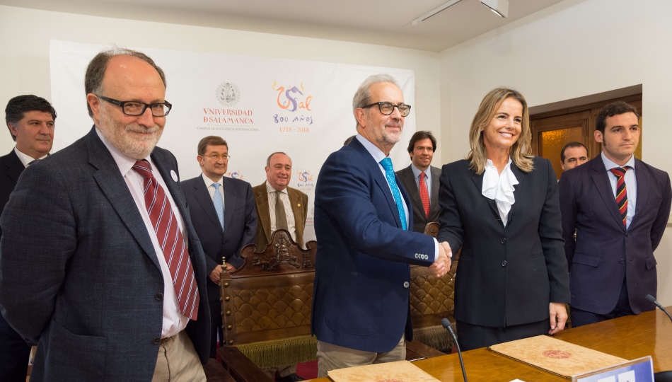 El rector en funciones de la Universidad de Salamanca, Daniel Hernández, y la directora general de WDH en España, Pilar Moro, firmaban el acuerdo que facilita este nuevo laboratorio