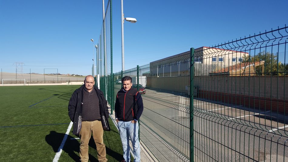 El alcalde, Manuel Gago, y el concejal de Deportes, Óscar Casas, visitan el nuevo vallado
