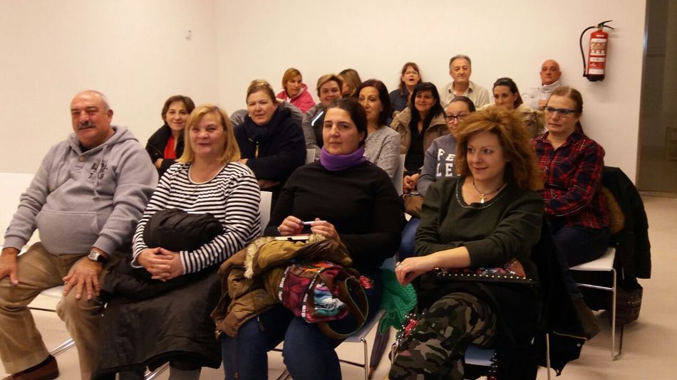 Una treintena de vecinos se reúne para preparar la cabalgata de Reyes