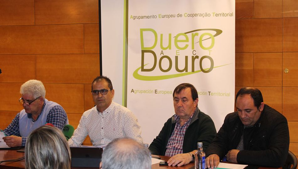 A la presentación del proyecto asistían el director general de la Agrupación, José Luis Pascual; su presidente, Bernardo Casado, y el Consejo de Coordinación de la AECT al completo