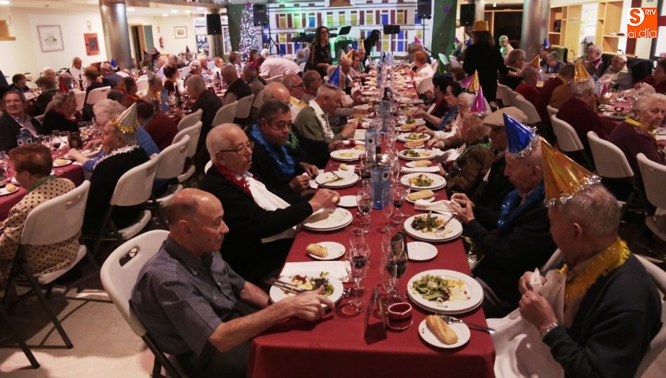 Un momento de la cena que se les ofreció a los residentes en La Vega
