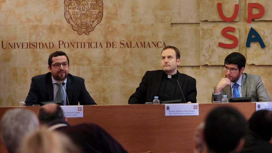 El profesor de la Facultad de Economía de la Universidad Católica de Ávila, David Sanz Blas, y el profesor de la Facultad de Teología de la Universidad Pontificia de Comillas, José Manuel Caamaño López
