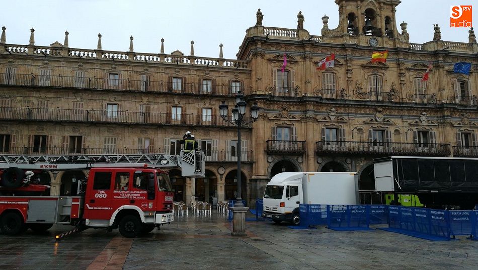 Preparativos en la Plaza Mayor para la celebración hoy de la Nochevieja Universitaria.