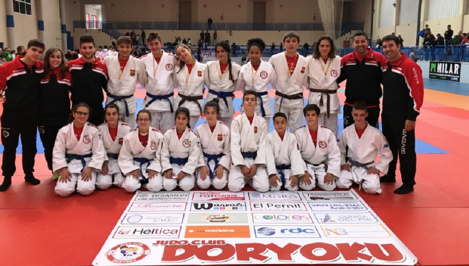 Un grupo de judocas en el Torneo Internacional Infantil de Villares.