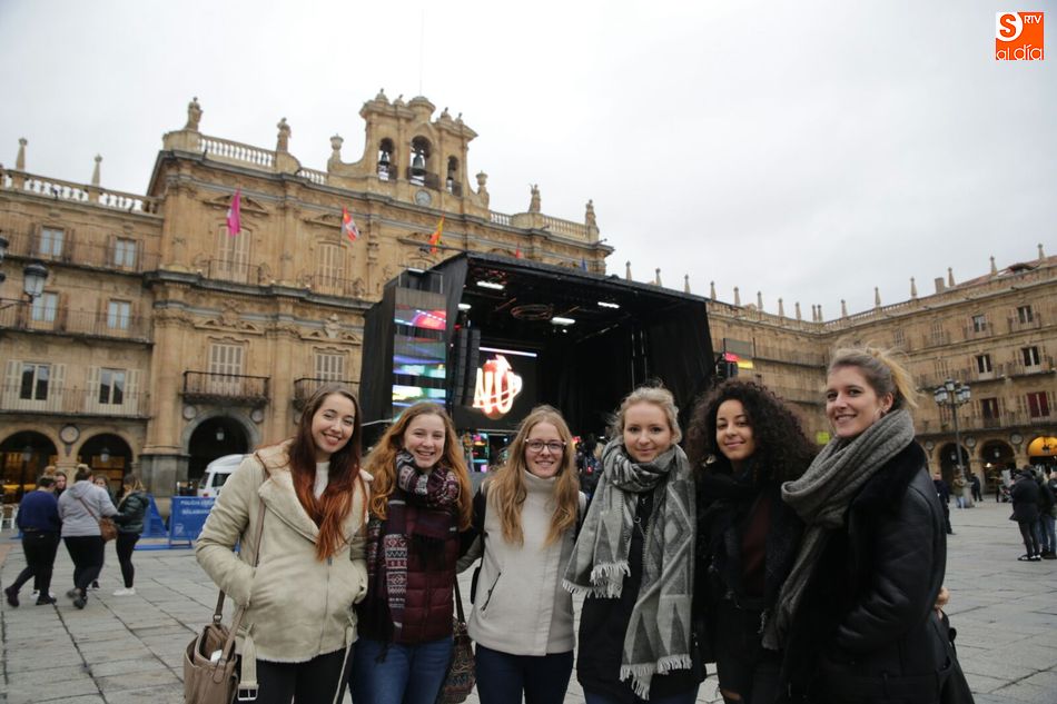 Un grupo de estudiantes franceses, listos para la fiesta. Fotos: Alberto Martín