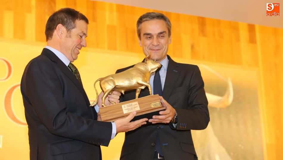 Momento de la entrega del galardón en el salón de acto de la Junta